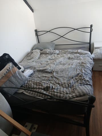 Tweepersoonsbed met metalen frame
