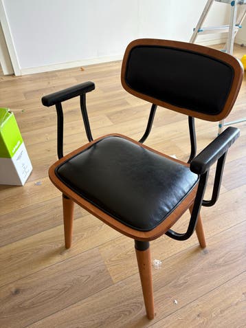 Uitschuifbare eettafel met stevige stoelen