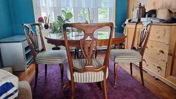 Mooie houten eethoek met vier stoelen