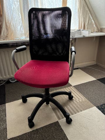 GRATIS bureaustoel KARSTEN van Ikea in zwart/rozerood