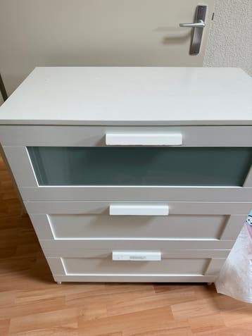 Gratis Witte ladekast met 3 laden, zo goed als nieuw