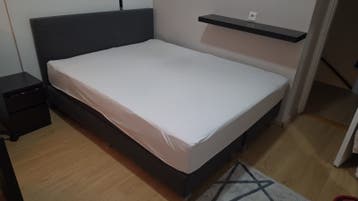 Bed 160x200 met hoofdbord