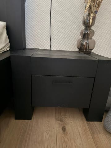2 zwarte nachtkastjes