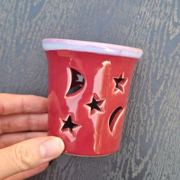 Gratis Rode oliegeurkaars met sterren en manen