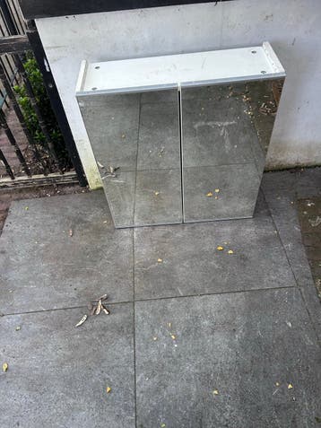 Gratis spiegelkastje met twee glazendeuren