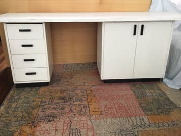 Voor de liefhebber diverse houten bureaus en accessoires