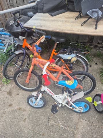 Partij kinderfietsen en driewieler
