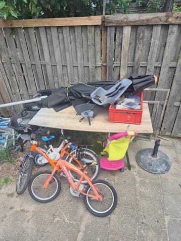 Tafel, barbecue, fietszitje, kinderfietsen, tegels, parasol