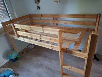 Stevig houten half hoogslaperbed met glijbaan