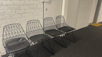 Set van 4 moderne zwarte draadstoelen met kussens