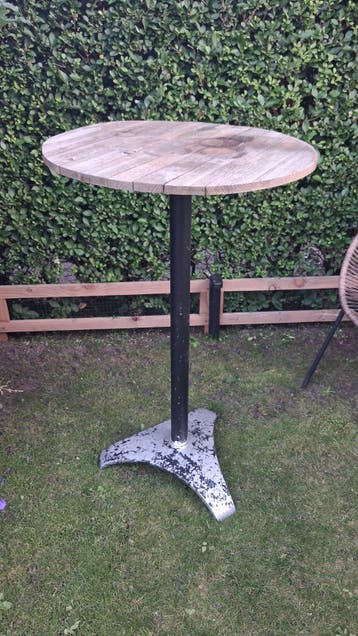 Gratis sta tafel met houten blad