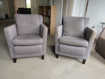 Twee comfortabele fauteuils met patroon