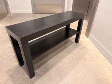 Zwart houten bankje met opbergplank