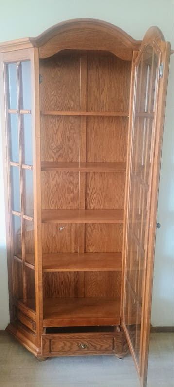 Mooie houten vitrinekast met glas en lade