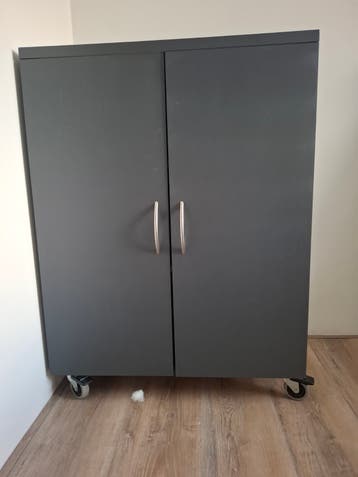 Donkergrijze kast op wieltjes met 4 vakken
