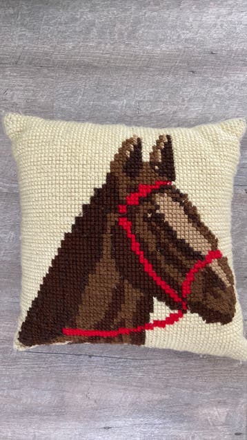 Geborduurd kussen met paard 50x50