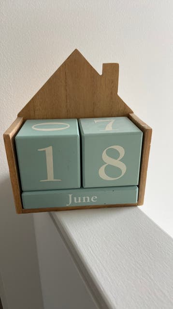 Houten huisje met kalender blokken gratis
