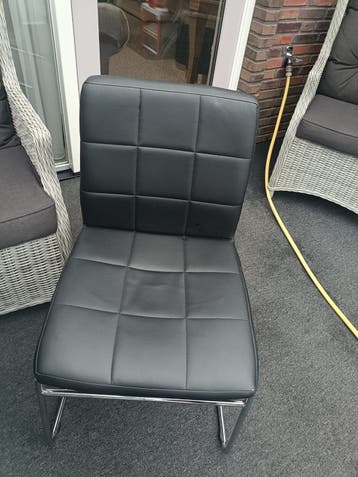 2 Stuks zwarte stoelen gratis