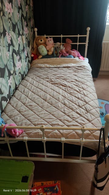 Mooi stevig 1 persoons bed met lattenbodem en matras