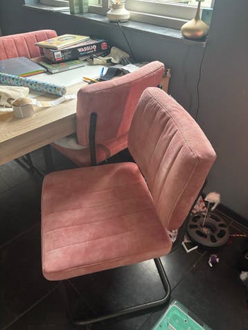 Gratis roze stoelen, gebruikt, ook door katten