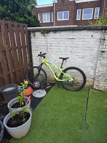 Gebruikte Rockrider mountainbike met lege band