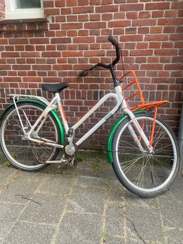 Oude fiets voor oud ijzer op te halen