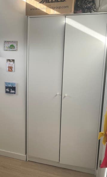 Gratis kledingkast met hangruimte en 1 plank