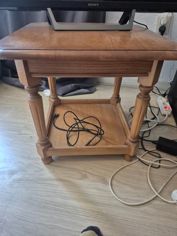 Houten nachtkastje met lade en plank