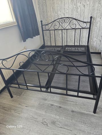 Zwart metalen bedframe met matras uiterlijk 19 juni 19.00