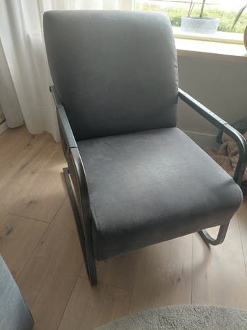 Moderne grijze fauteuil met metalen frame