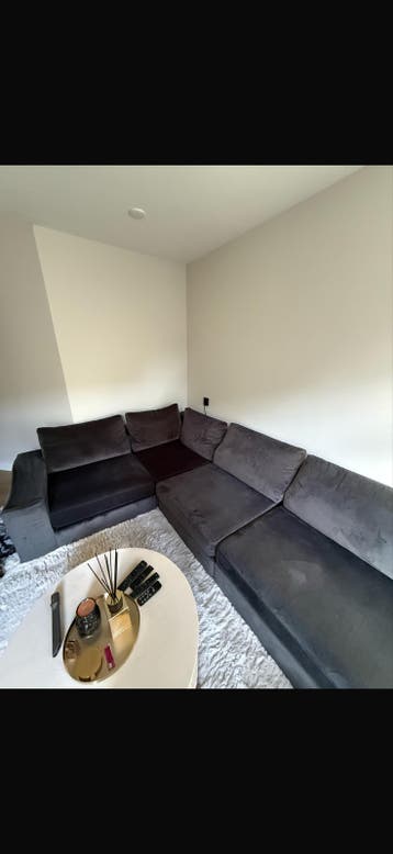 GRATIS grote U-vormige bank van fluweel en comfortabel