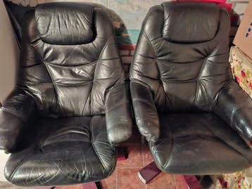 2 leren relax stoelen met voetenbankjes