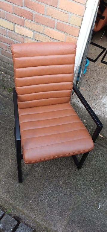 Vier leren stoelen (GRATIS)