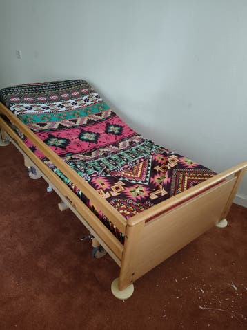 Gratis af te halen: Oud ziekenhuisbed, verstelbaar