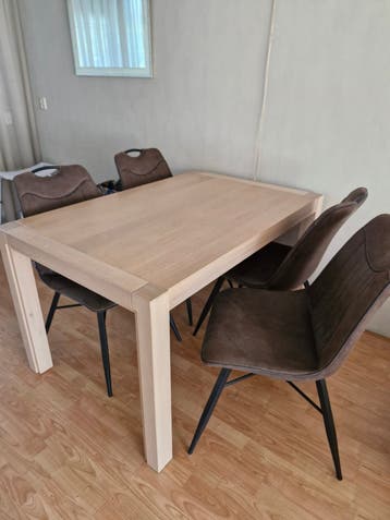Eikenhouten eettafel met 4 stoelen