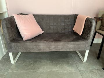 Tweepersoons bank - Grijs met witte poten (Ikea)