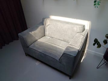 Baenks loveseat met scheur in zitting. Gratis!