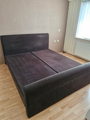 Tweepersoonsbed met gestoffeerd frame en hoofdbord