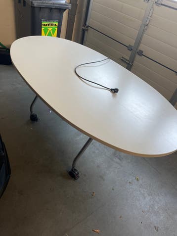 Ovale vergadertafel met stroomaansluiting