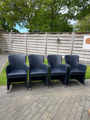 Set van 4 donkerblauwe leren eetkamerstoelen met wieltjes