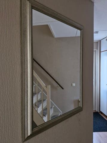 Grote spiegel met zilver lijst