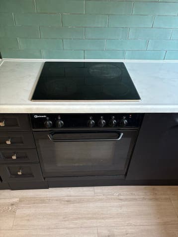 Gratis zwarte keuken met apparatuur, zonder koelkast