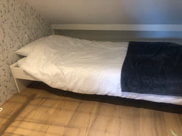 Wit eenpersoonsbed met lattenbodem