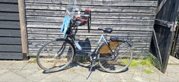 Oude damesfiets iets meer niets minder.