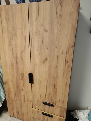 Kleding kast en bijbehorend nachtkastje