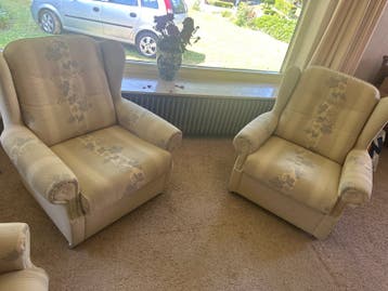 Twee comfortabele fauteuils met bloemmotief