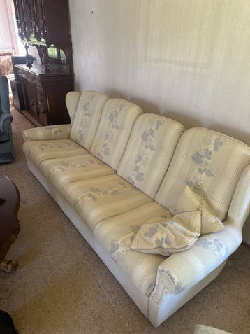 Comfortabele driepersoonsbank met bloemmotief