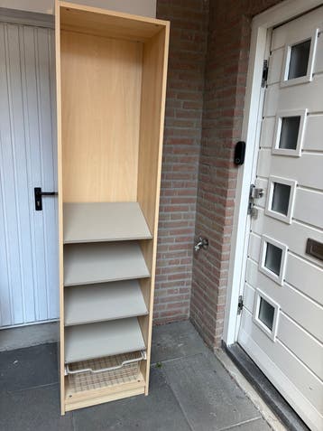 GRATIS PAX Hoge smalle kast met planken en draadmand