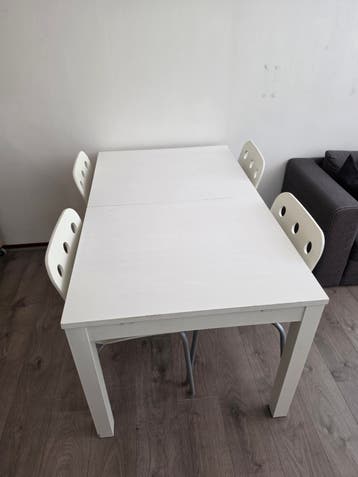 Witte tafel met vier stoelen