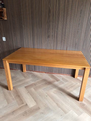 Robuuste houten eettafel